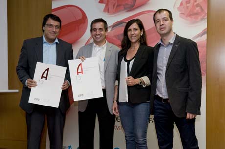 Mejor obra editorial. Gabriel Pérez por Directa&mente y Albert Pantaleoni por Almirall con los presidentes del Jurado, Cristina Tello de mkmedia y Oriol Berenguer de Arteria (Dcha.)