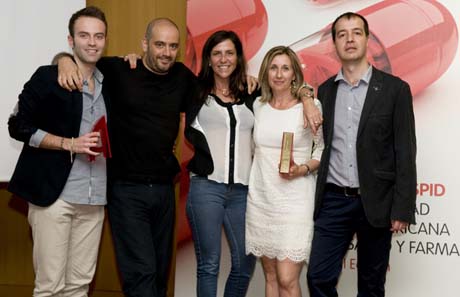 Aspid de Oro a la mejor campaña de comunicación institucional. Ricardo Platón e Iker García por mkmedia; y Eva de la Torre por Boiron.