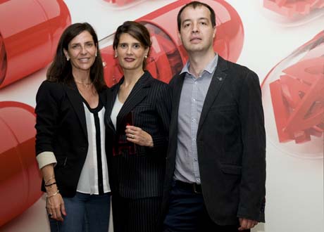 Amanda Sancho de Almirall recogiendo premio 'Anunciante del Año'. Cristina Tello de mkmedia (izda.) y Oriol Berenguer de Arteria presidentes del Jurado