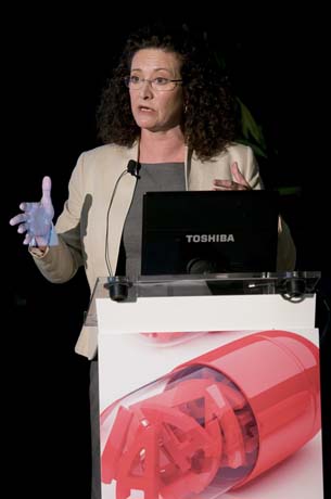 Elvira Arzubialde de Sudler presentando su ponencia 'Espacio Digital 2013. El impacto de las nuevas tecnologías en el mercado salud'