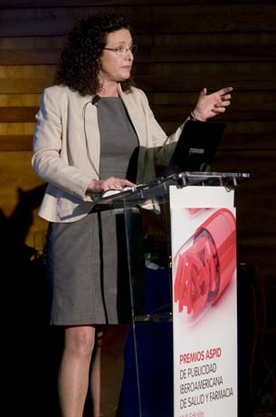 Elvira Arzubialde de Sudler presentando su ponencia 'Espacio Digital 2013. El impacto de las nuevas tecnologías en el mercado salud'