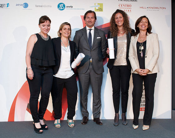 Evento más innovador. Comunicaciones dirigidas a profesionales sanitarios (eventos, reuniones o congresos). Nuria Casia y Cristina Aparicio (Nova Harriet) con Elisenda Gómez (Novartis). Ver obra: 3526