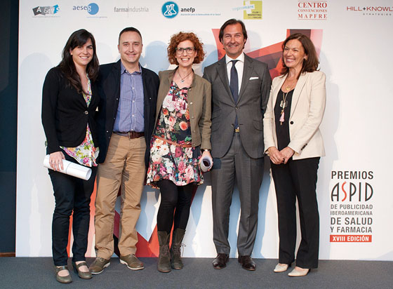 Mejor acción en redes sociales. Comunicaciones dirigidas al público (comunidades y redes sociales). Lules Echevarría y Rafael Grávalos (Maneki) con Elena Simón (Stada). Ver obra: 3539