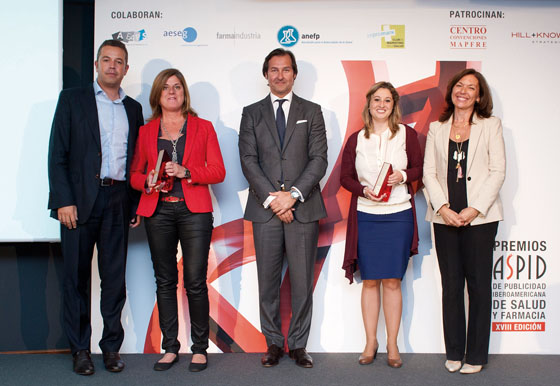 Anunciantes del Año con 2 Oros cada uno: Novartis y la Sociedad Española de Reumatología. Roberto Álvarez y Mar Escudero (Novartis) y Raquel Lozano (SER), con los presidentes del jurado, Jordi Mallol y Lourdes de Pablo.