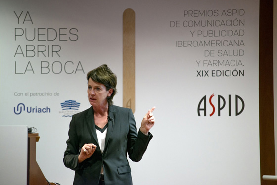 Instantánea del workshop de Gloria Gibbons, donde se aprecia el cartel de este año de los premios Aspid