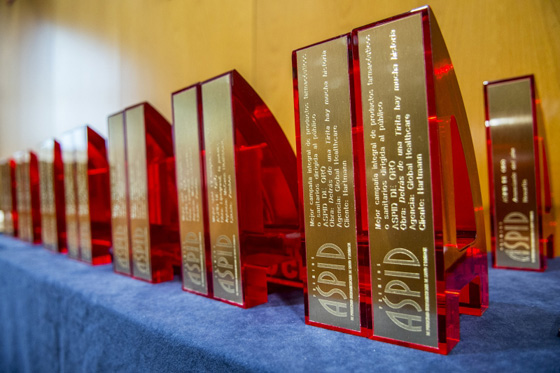 Detalle de las estatuillas Aspid grabadas con los nombres de los ganadores
