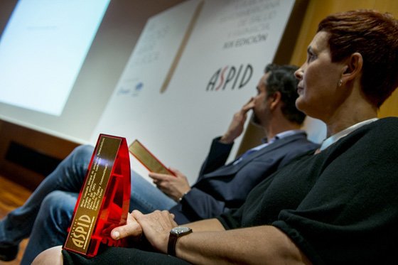 Mar Guerrero sosteniendo una estatuilla Aspid durante la presentación