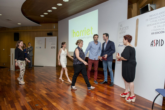 Durante la recogida de los premios