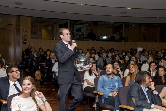 Roger Antich, de PMFarma, bromea antes del sorteo de una tarjeta regalo por valor de 500
