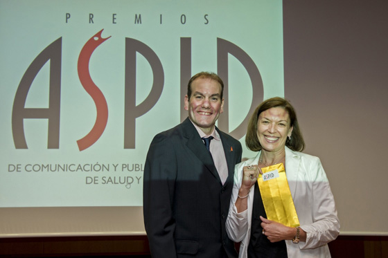 Roger Antich, de PMFarma, y la ganadora del sorteo de una tarjeta regalo por valor de 500, Lourdes de Pablo, CEO de Ogilvy