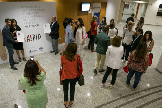Fotografiándose delante del cartel Aspid 2015 tras la Gala