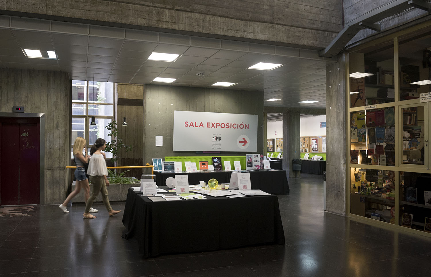 Entrada a la exposición de las obras