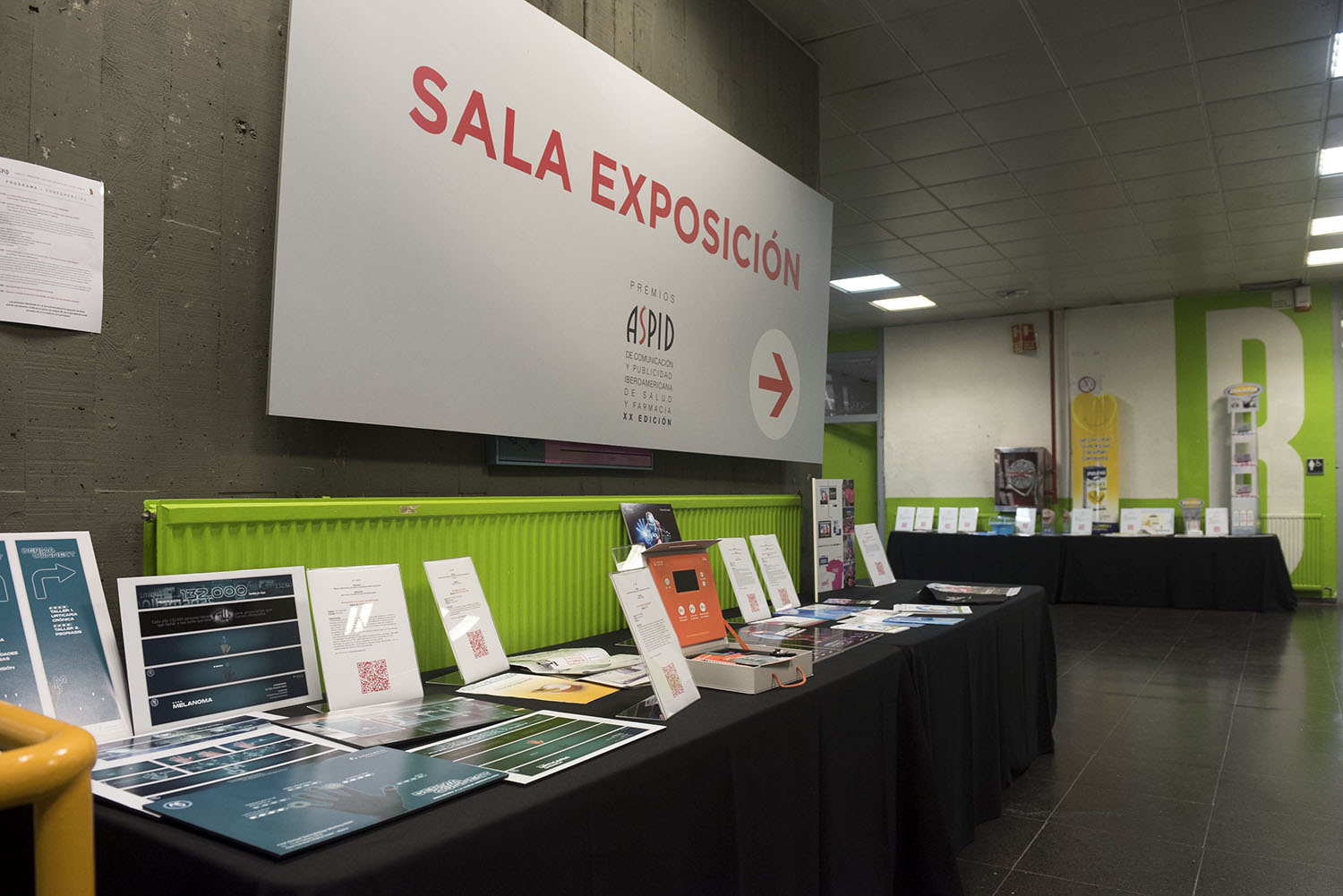 Hacia la sala de exposición de las obras