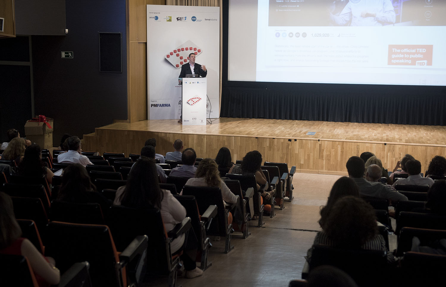 Los asistentes atendiendo a la conferencia de Jordi Plaja