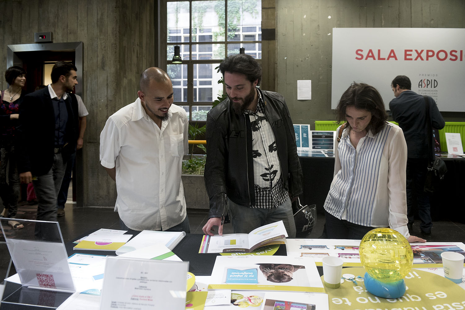 Asistentes comentando las obras