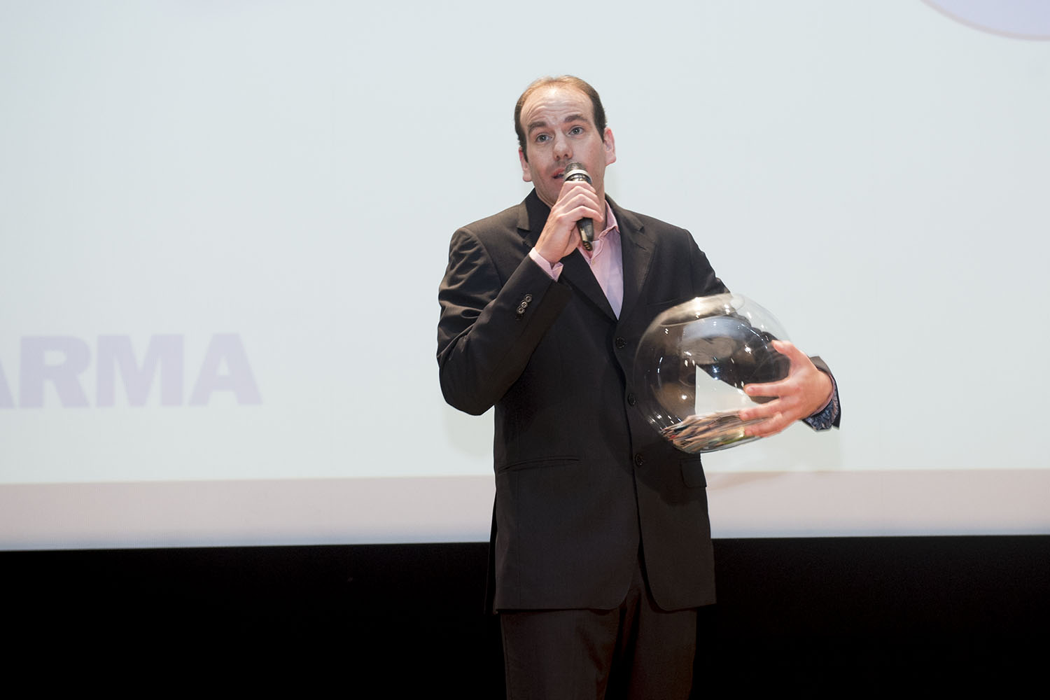 Roger Antich de PMFarma dando paso al sorteo del cheque regalo de 500¤