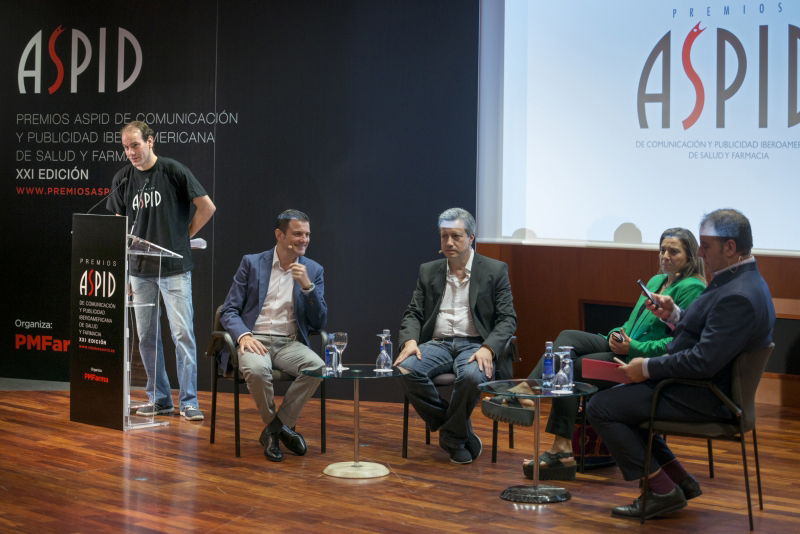 Roger Antich de PMFarma dando paso al debate #whatsnexthc moderado por Rodney Bunker de Bubblegum