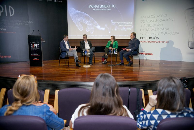 El público atiende al debate