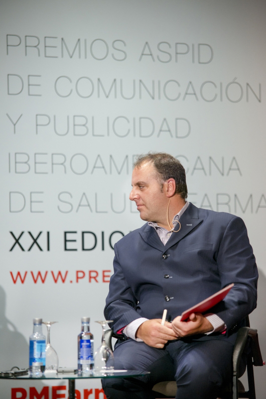 Rodney Bunker, CEO de Bubblegum, moderando el debate
