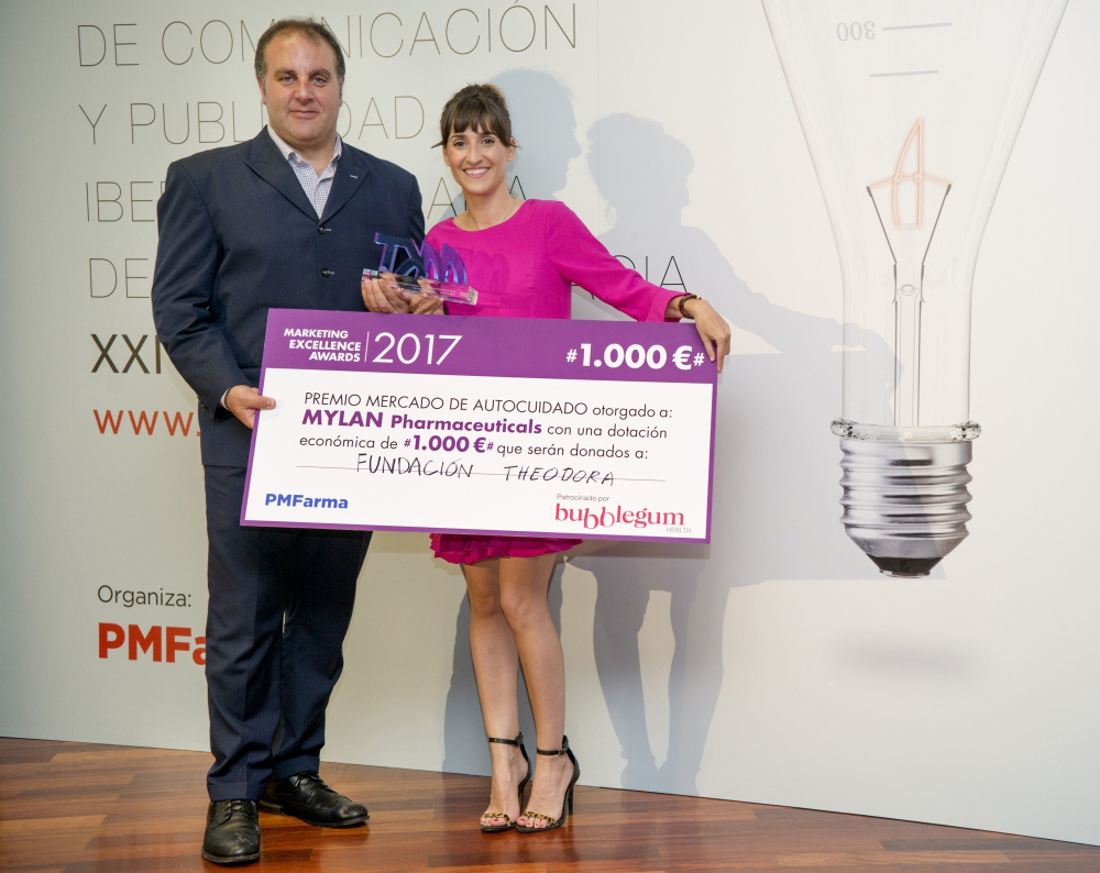 Rodney Bunker (Bubblegum) entrega el premio Marketing Excellence Autocuidado a María Hurtado de Mylan, que escogió la Fundación Theodora como beneficiaria