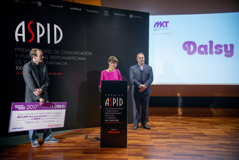 Roger Antich de PMFarma y Rodney Bunker de Bubblegum con María Hurtado de Mylan, ganadora del apartado Autocuidado de los Marketing Excellence