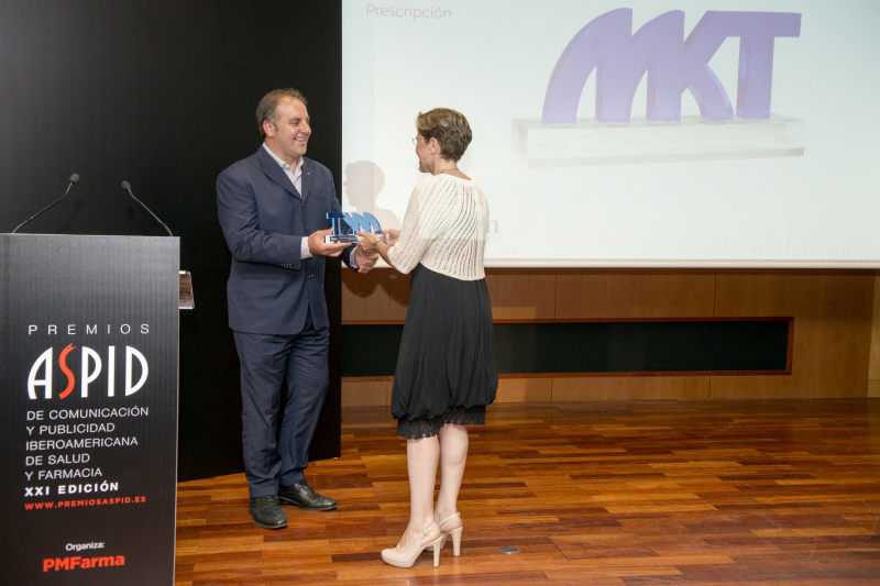 Consuelo Fernández de Menarini recogiendo su premio por Prescripción de los Marketing Excellence
