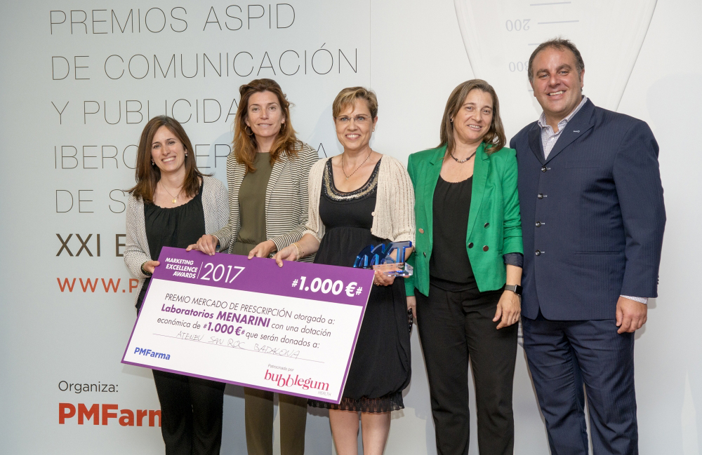 Rodney Bunker (Bubblegum) entrega el premio Marketing Excellence Prescripción a Consuelo Fernández (3ª izq), Mónica Moro (4ª izq) y su equipo de Menarini, que escogieron la Fundació Ateneu Sant Roc como beneficiaria