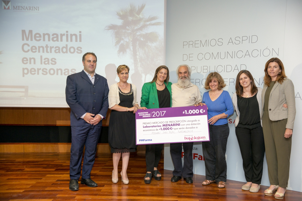 Miembros de la Fundació Sant Roc subieron a recoger el cheque por valor de 1.000