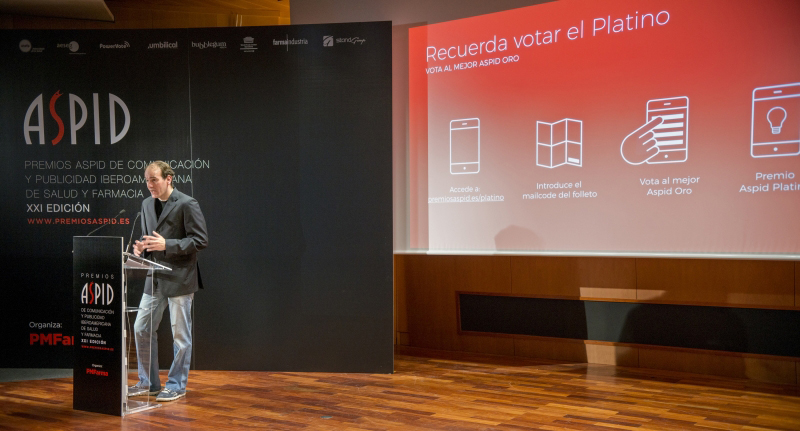 Roger Antich de PMFarma explicando el funcionamiento del Premio Platino, novedad también en 2017