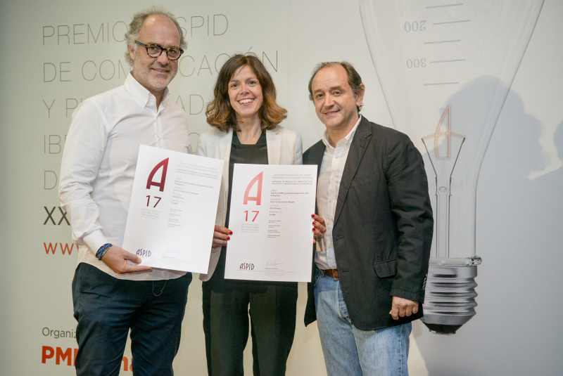 Rafa Carbó (Fictio) y Anna Ribera (AstraZeneca) recogiendo el diploma de manos de Sebastián de la Serna, Director Creativo Ejecutivo de Publicis Health