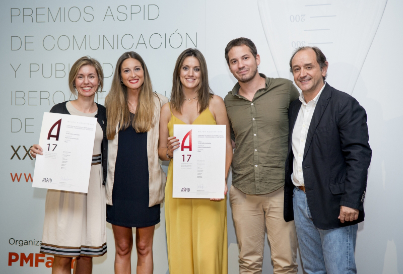 Anna Doliwa y Ángela Hernández (Pfizer) con Zulema Martín e Ignacio García (Ogilvy CommonHealth) con el presidente del Jurado
