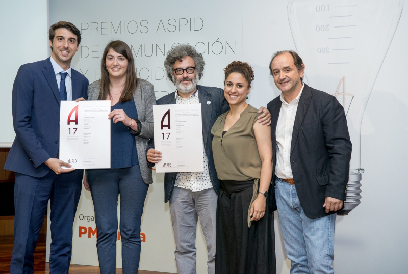 José Valseca (Almirall) y Marlen González, Fernando Serra y Ana Moreno de CDM Barcelona con el presidente del Jurado