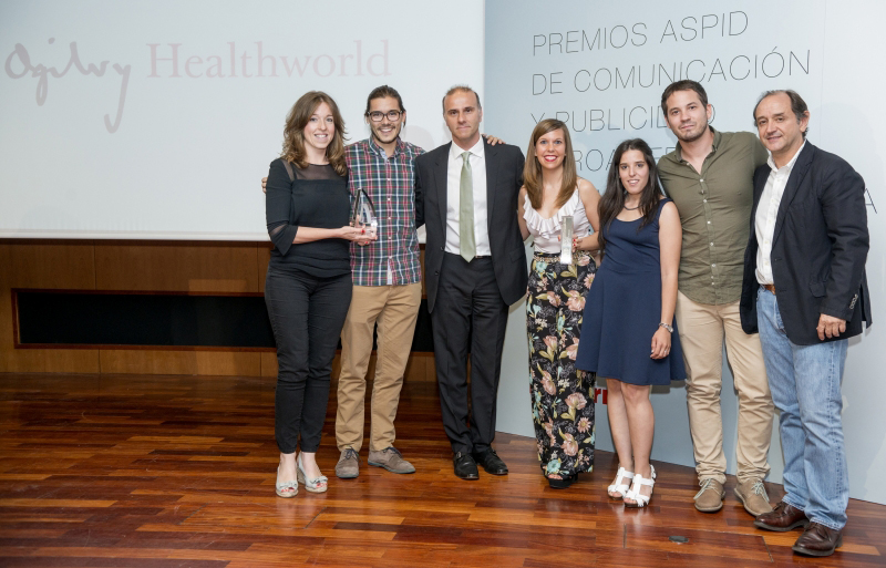 Mar Esteras y Rubén Delgado (Esteve) junto con Enric Gómez, Silvia Amodeo, Laura Mesa y Nacho Díaz de Ogilvy Healthworld