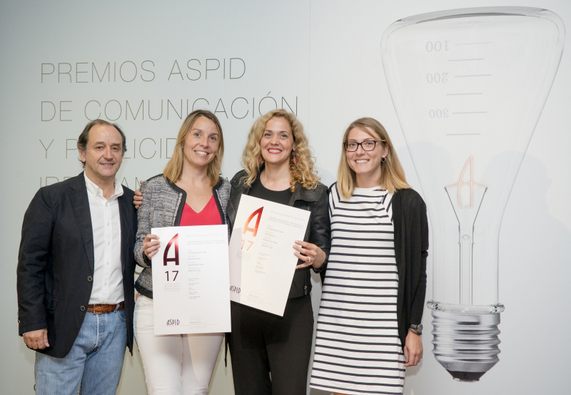 Cristina García (Esteve) y Anna Noguera y Aina Pinuaga (CDM Barcelona) con Sebastián de la Serna, Director Creativo Ejecutivo de Publicis Health