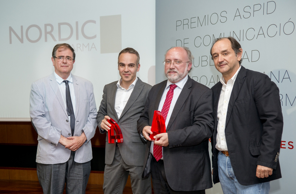 Dr. Pere Brescó (Hospital Igualada), Ferran Falguera (Doonamis) y Jaime Coderch (Nordic Pharma) con el presidente del Jurado Sebastián de la Serna, Director Creativo Ejecutivo de Publicis Health