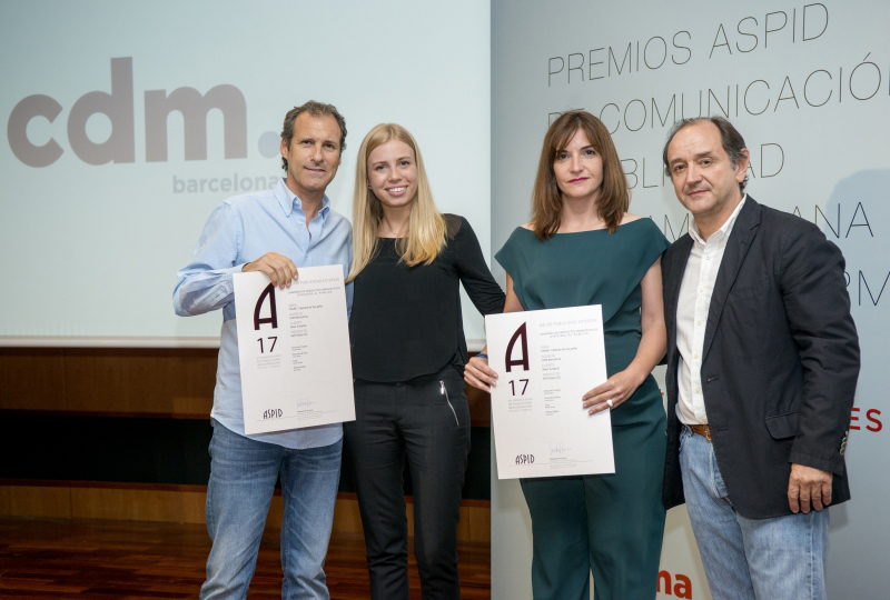 Carlos Borau y Kersty Archibald (CDM Barcelona) y Alicia Ranz-Sánchez (Staar Surgical) con el presidente del Jurado
