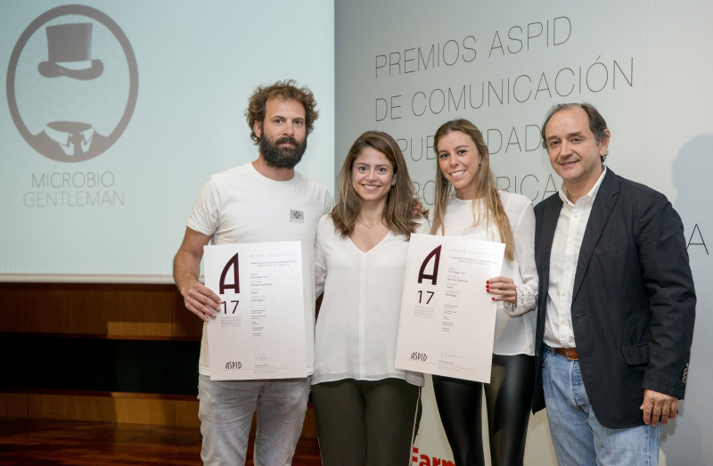 Marc Hilari (Microbio Gentleman) con Alicia Espriu y Mónica Martínez de Uriach
