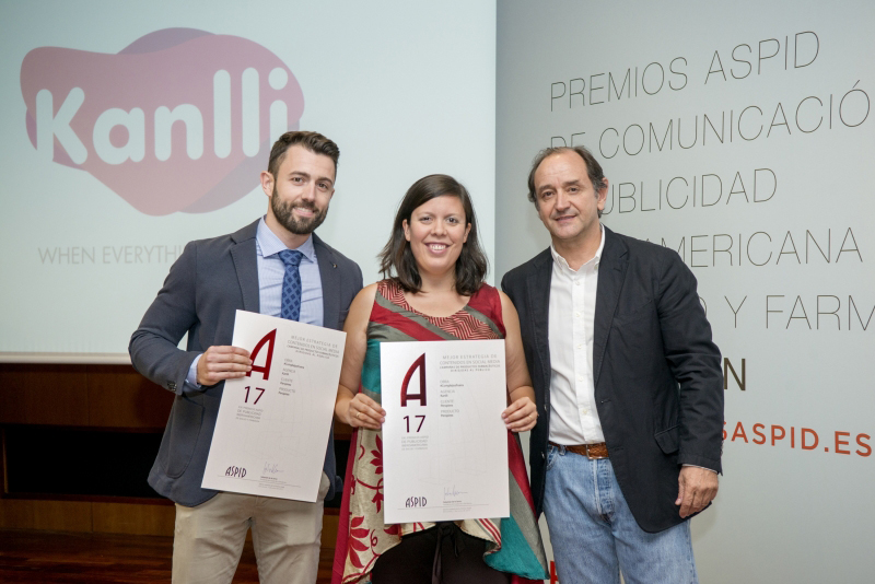 Ekaitz Telletxea (Perspirex) e Irene Herrero (Kanlli) con Sebastián de la Serna