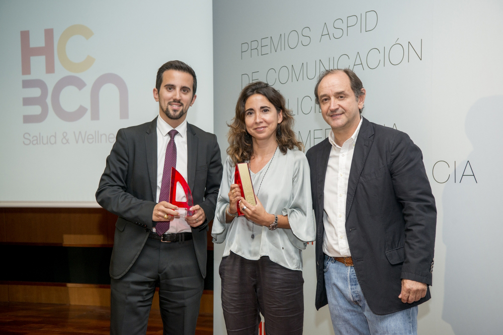 Anthony López (Almirall) y Mònica Franzoni (HC Barcelona) con el presidente del Jurado