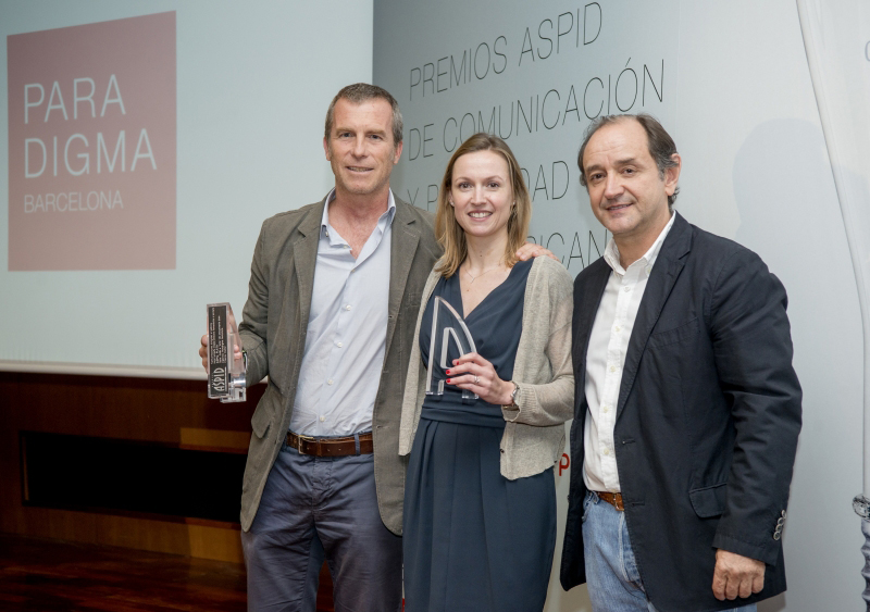Víctor Morales (Paradigma) y Silvia Cuscó (Ferrer) con Sebastián de la Serna, Director Creativo Ejecutivo de Publicis Health