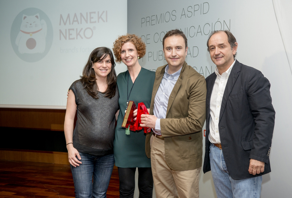 Lules Echevarría (Maneki Neko), Elena Simón (Stada) y Rafa Grávalos (Maneki Neko) con Sebastián de la Serna