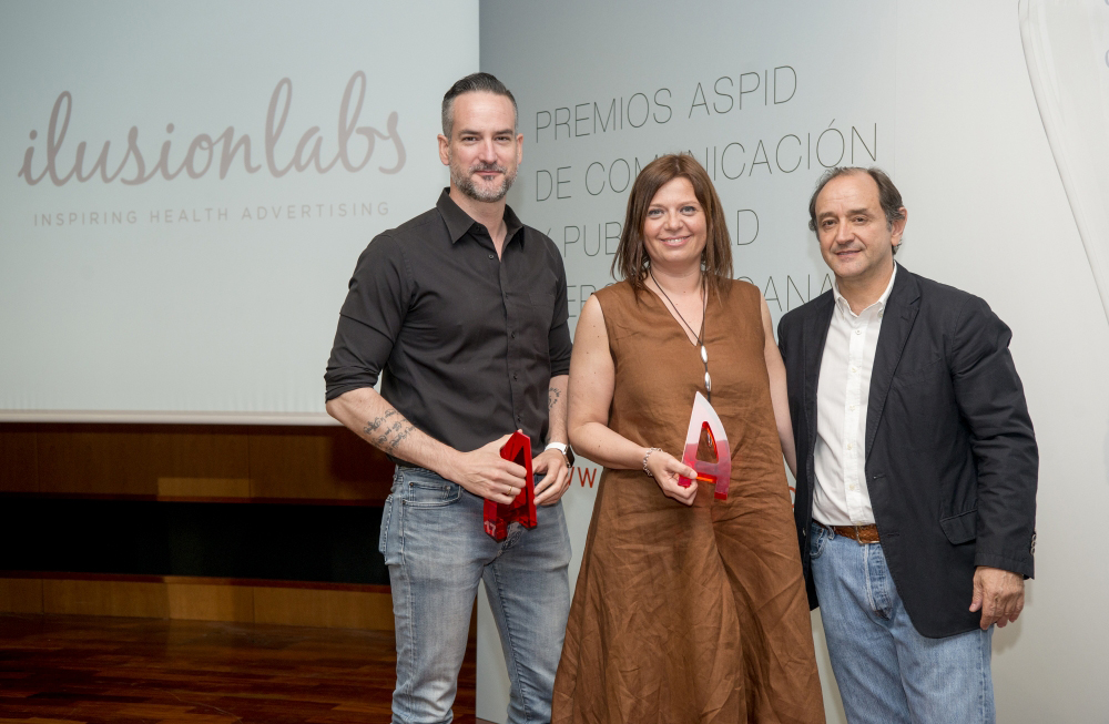José Antonio Alguacil (Ilusionlabs) y Laura Manjón (Roche) con el presidente del Jurado