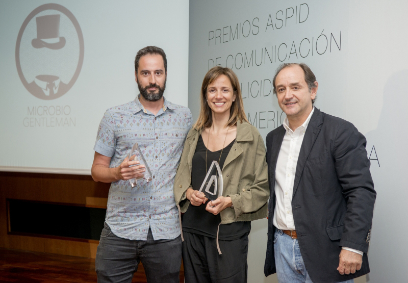 Jaume Hortal (Microbio Gentleman) con Arantxa Pascual (Uriach) y Sebastián de la Serna