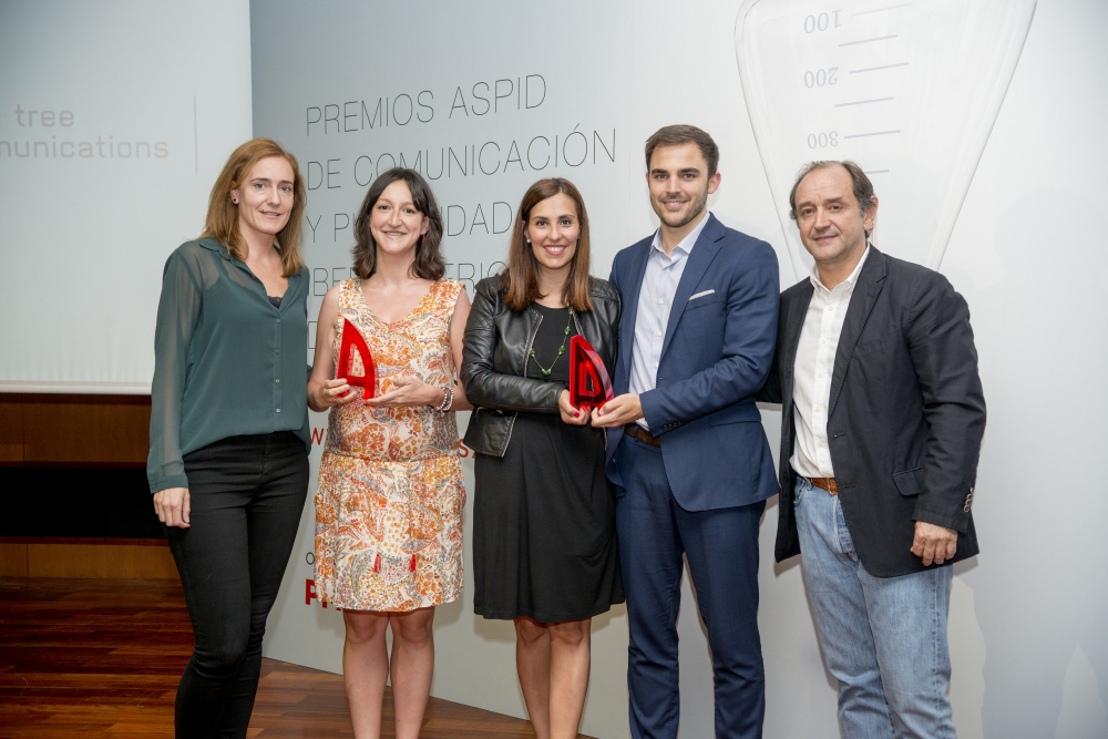 Itziar Fraile y Cecilia Ossorio (Apple Tree) y Èrika Paloski y Abel Carrasco (Boehringer Ingelheim) recogiendo su Aspid Oro