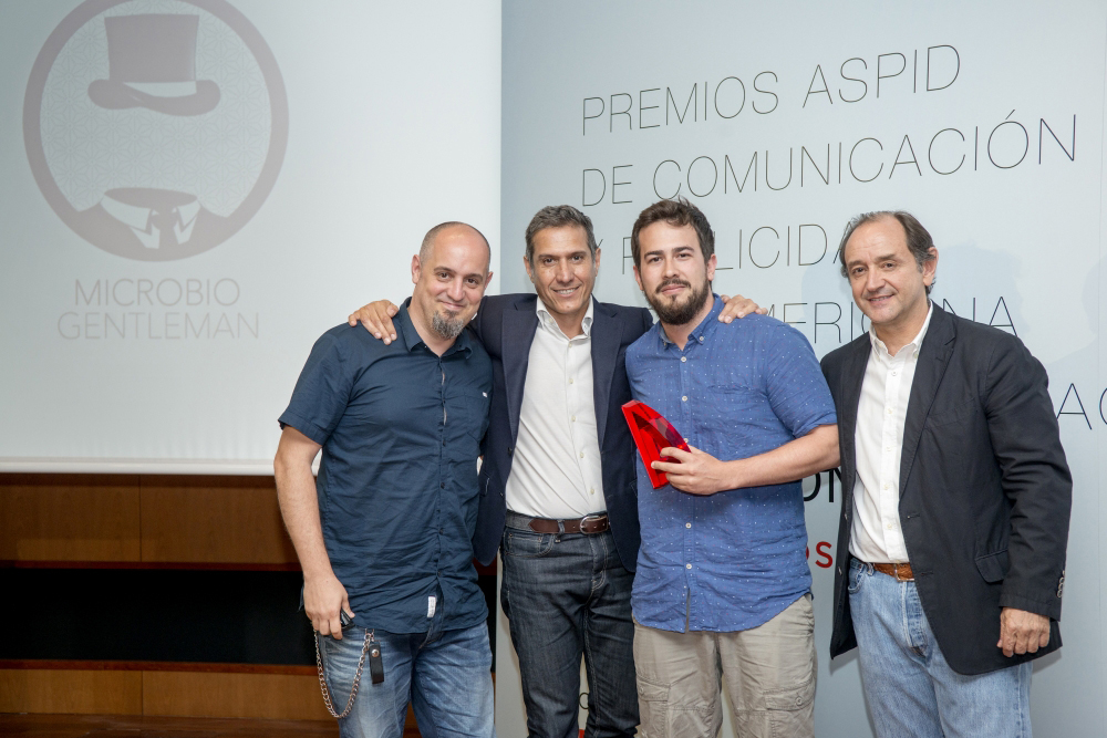Luis Eduardo, Kike Vila y Lluís Pollina de Microbio Gentleman con Sebastián de la Serna, presidente del Jurado