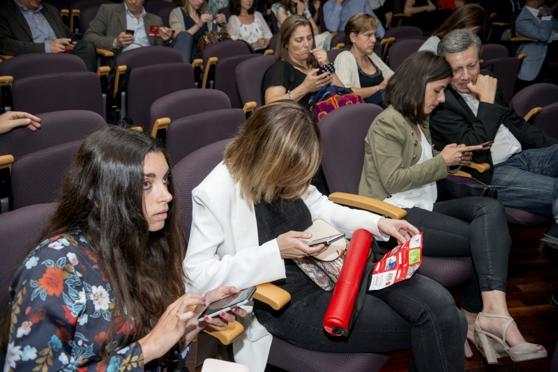 Votando el Premio Platino