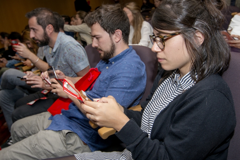 Asistentes a la Gala votando el Premio Platino