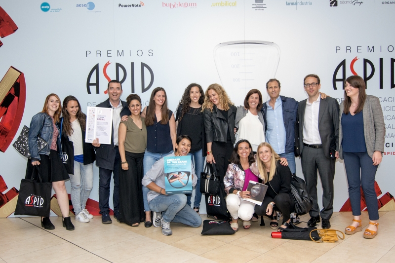 Asistentes en el photocall posaron con sus obras