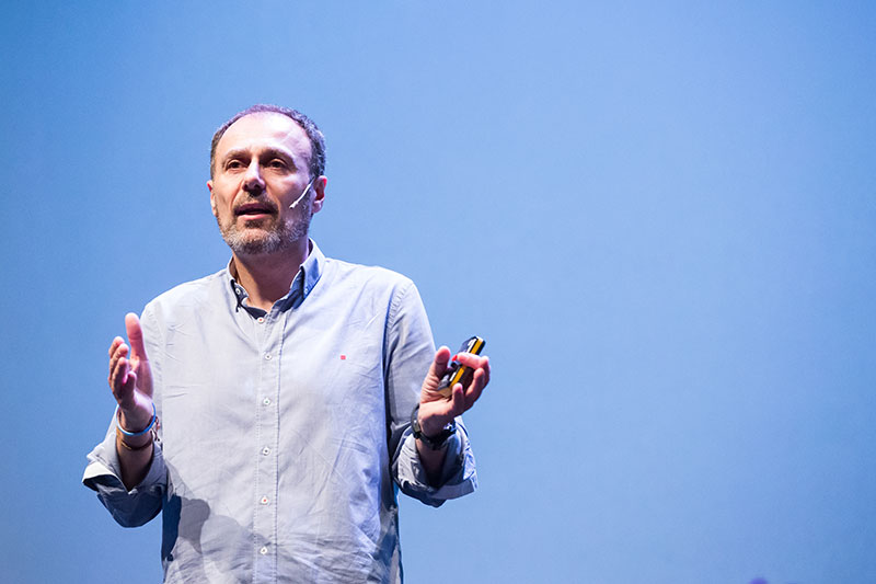Javier Navarro iniciando la conferencia Los límites de la Creatividad en Publicidad: Método Foren