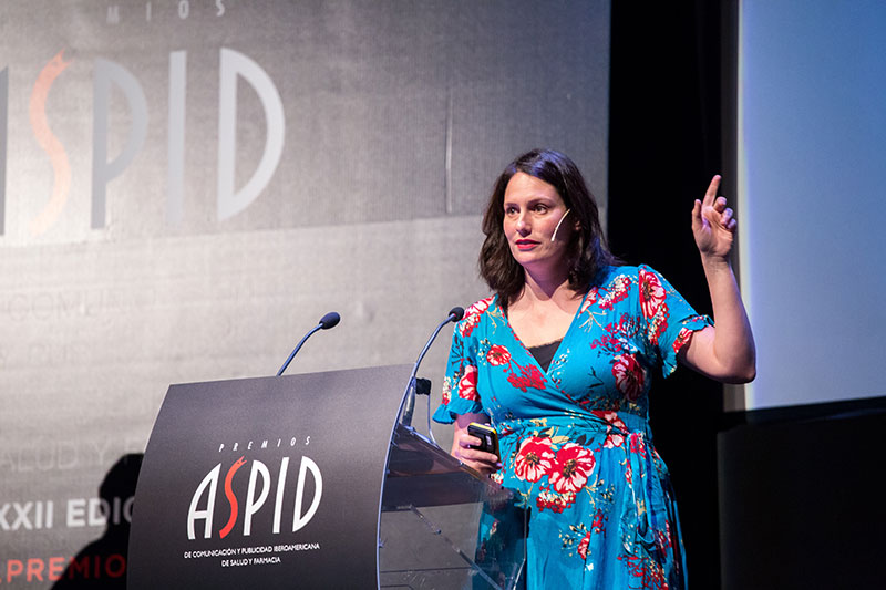 La dra. Charo Ortín durante la conferencia Los límites de la Creatividad en Publicidad: Método Foren